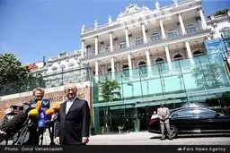 آمانو درمحل مذاکرات/ عکس