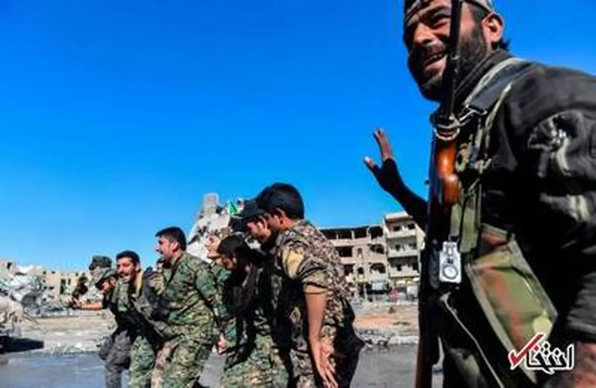 تصاویری از جشن و پایکوبی کُردها در میدان اعدام داعش