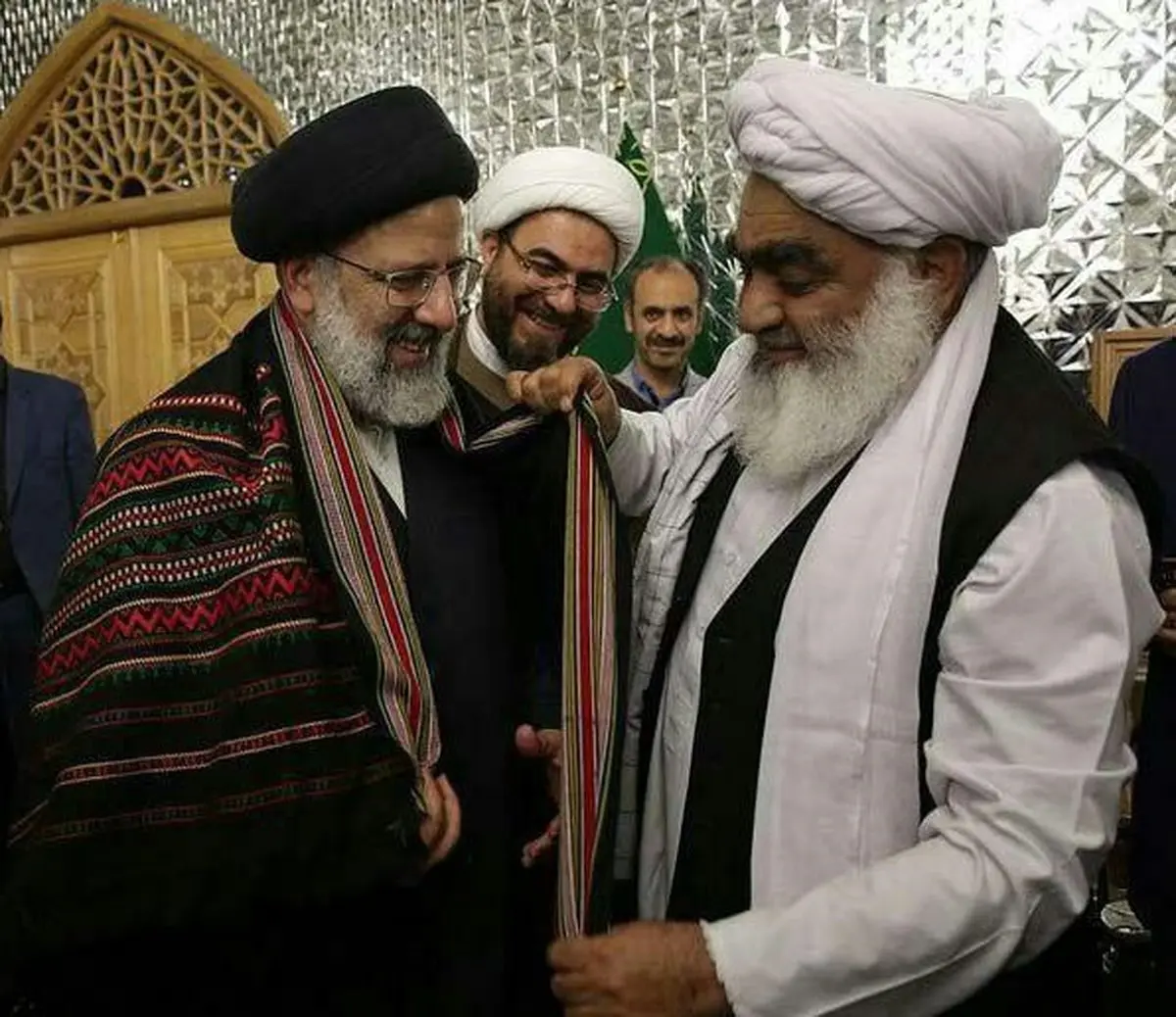 هدیه جالب پاکستانی‌ها به ابراهیم رئیسی/عکس