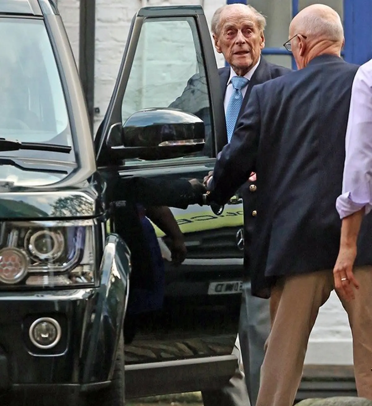 عکس / مرخص شدن شاهزاده فیلیپ همسر ۹۸ ساله ملکه بریتانیا از بیمارستانی در لندن