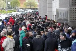 هجوم هواداران برای خریدبلیط دربی مادرید(عکس)