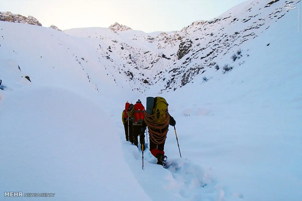 عکس/ یخ‌نوردی در آبشار یخی آبنیک