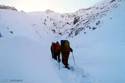 عکس/ یخ‌نوردی در آبشار یخی آبنیک