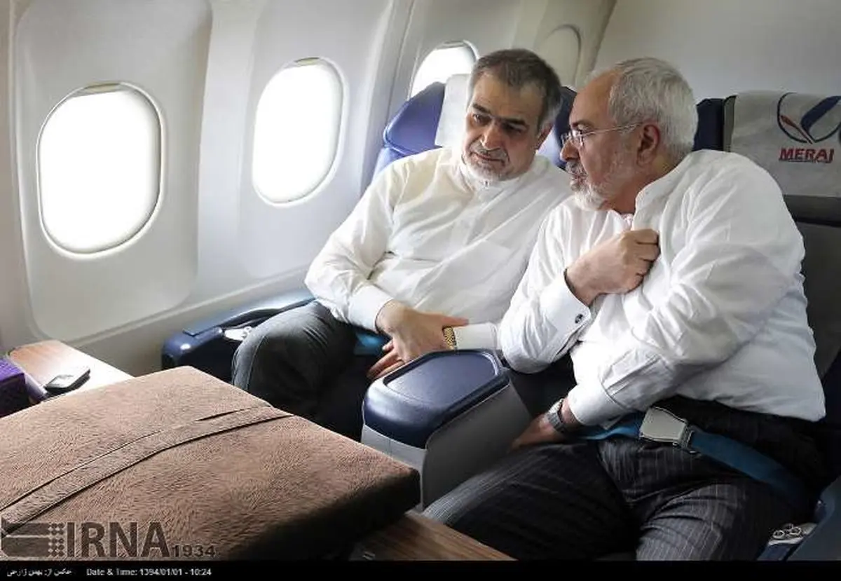 هم‌نشینی ظریف و حسین فریدون در هواپیما /عکس