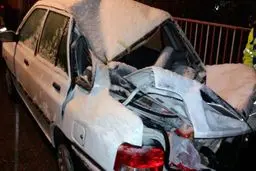 سقوط سنگ از کوه روی خودروی پراید در جاده هراز/عکس