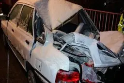 سقوط سنگ از کوه روی خودروی پراید در جاده هراز/عکس