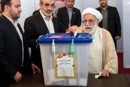 آیت‌الله جنتی پای صندوق رای/تصاویر