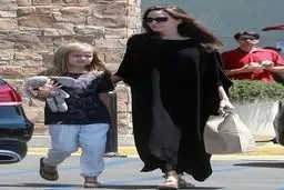 پیاده روی آنجلینا جولی و دخترش/عکس