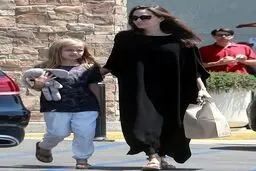پیاده روی آنجلینا جولی و دخترش/عکس