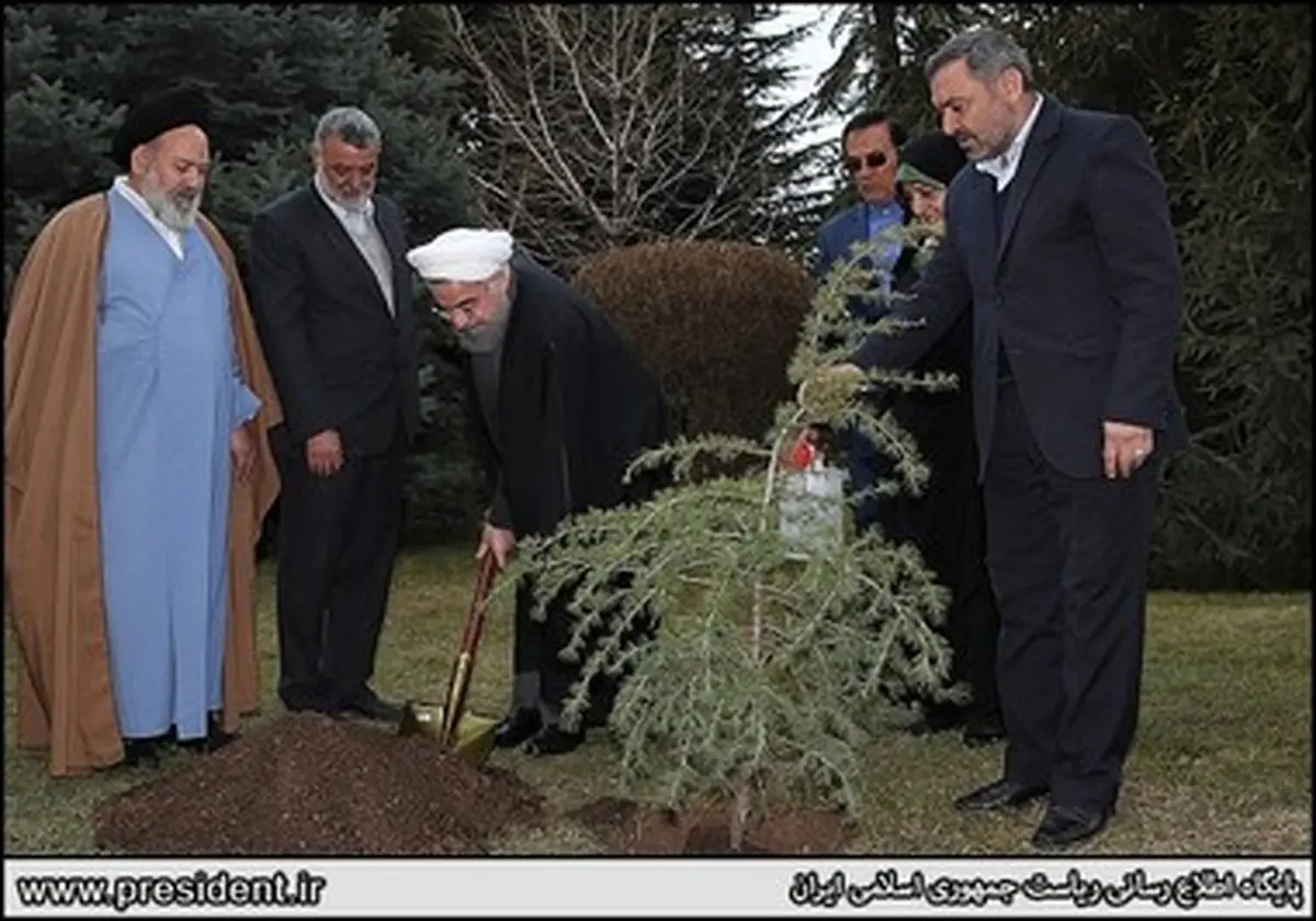 مراسم روز درختکاری با حضور روحانی و ابتکار/تصاویر