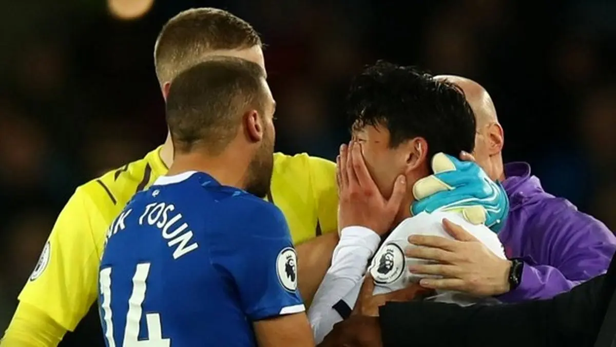 عکس / واکنش احساسی بازیکن تاتنهام پس از خطای شدید روی بازیکن حریف