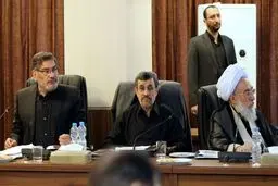 روزنامه جمهوری اسلامی: احمدی‌نژاد علی‌رغم تهمت اخیر عضو مجمع می‌ماند؟ / تشویش اذهان عمومی شامل رئیس جمهور 
سابق نیست؟