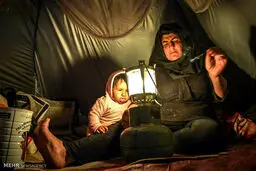 روایتی تصویری از زندگی یک مادر با 3 فرزندش در چادر مسافرتی