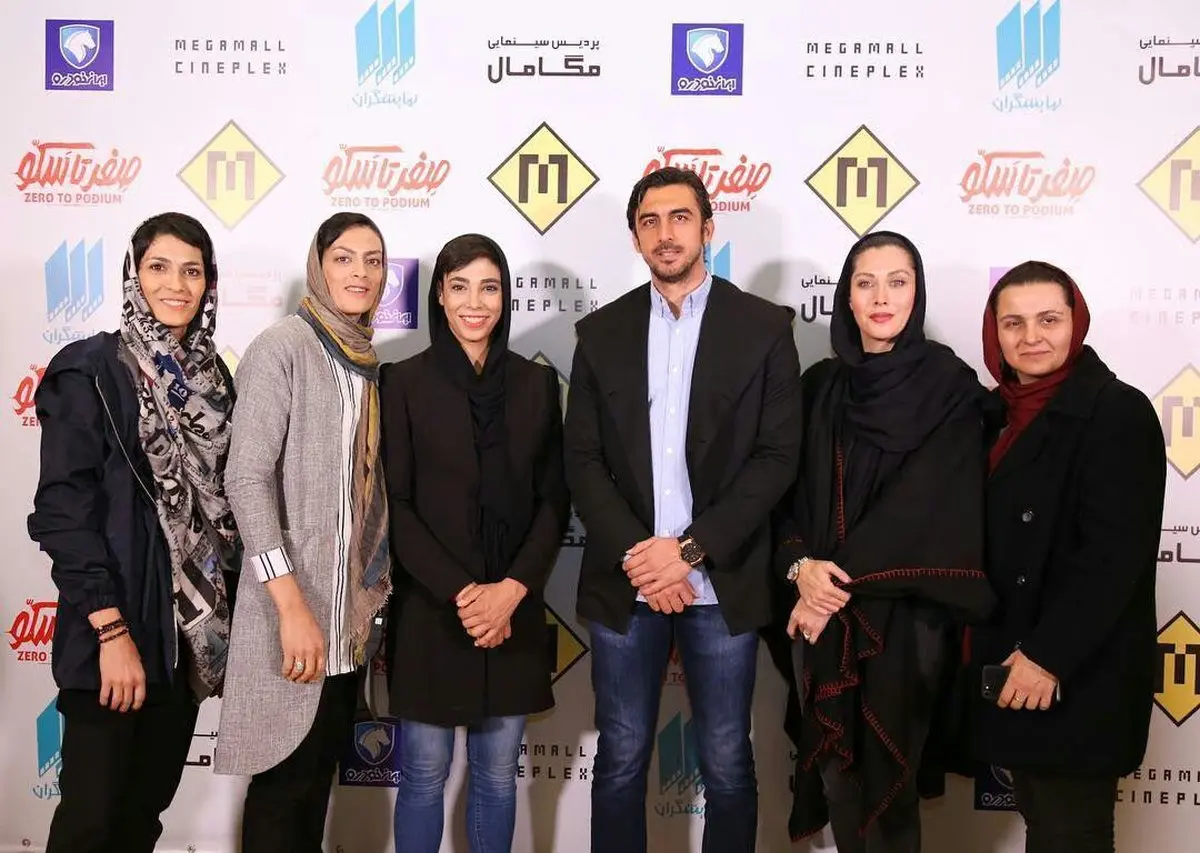 کاپیتان استقلال در کنار خانم بازیگر و خواهران منصوریان/عکس