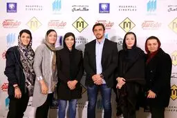 کاپیتان استقلال در کنار خانم بازیگر و خواهران منصوریان/عکس