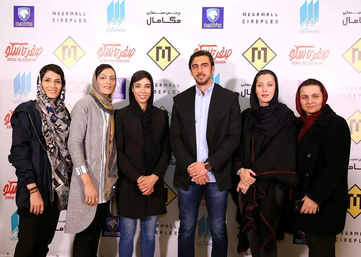 کاپیتان استقلال در کنار خانم بازیگر و خواهران منصوریان/عکس