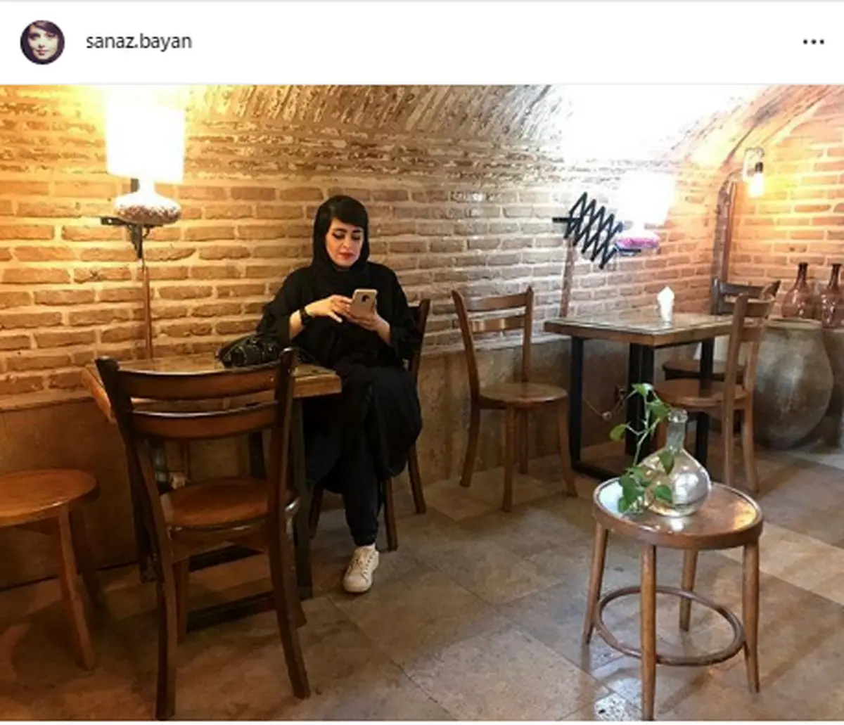 خلوت خانم بازیگر در کافه/عکس