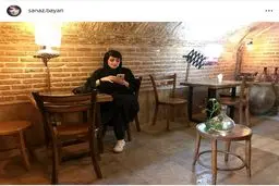 خلوت خانم بازیگر در کافه/عکس