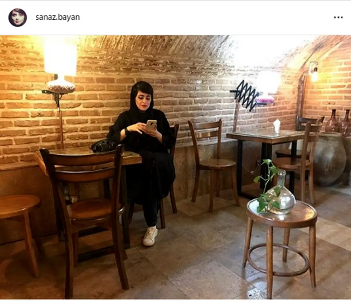 خلوت خانم بازیگر در کافه/عکس
