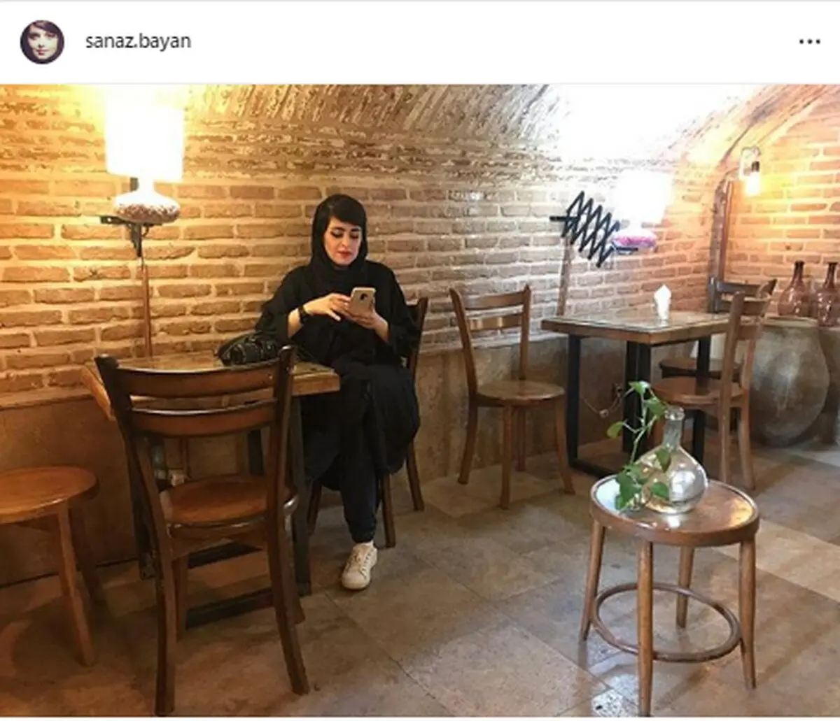 خلوت خانم بازیگر در کافه/عکس