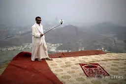 سلفی یک حاجی در ارتفاعات مکه/عکس