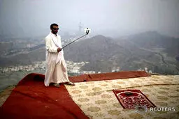 سلفی یک حاجی در ارتفاعات مکه/عکس
