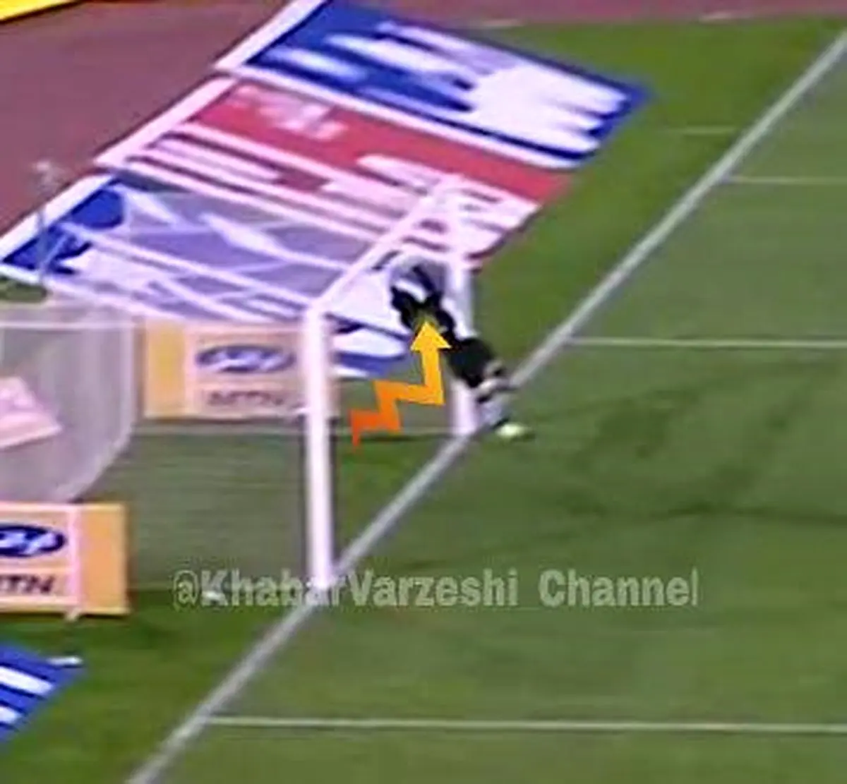 عکسی از صحنه مشکوک بازی استقلال - استقلال اهواز