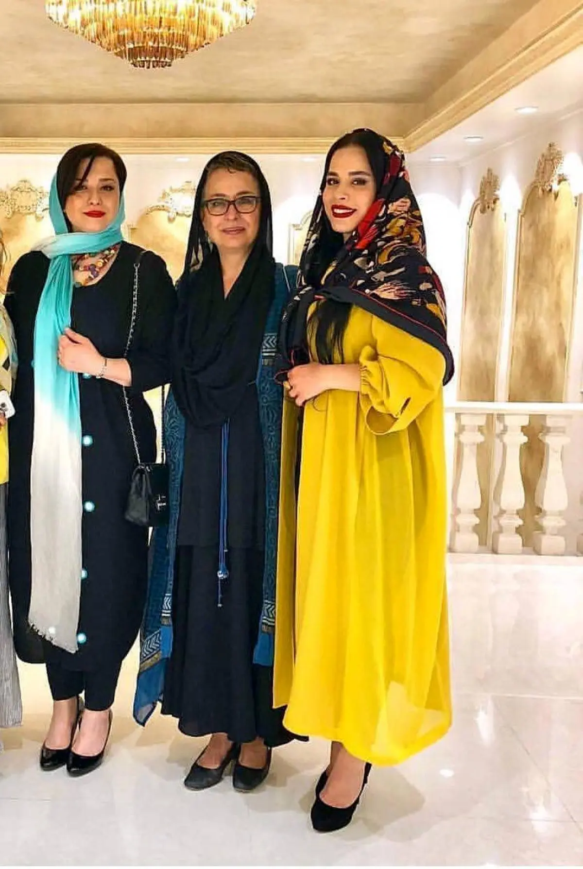 تیپ جنجالی آزيتا حاجيان در كنار دختران بازيگرش/عکس