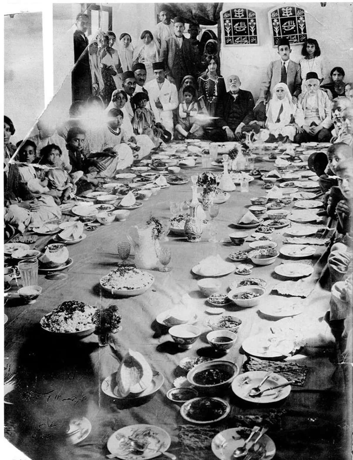 عکس/سفره خانواده ایرانی سال 1304