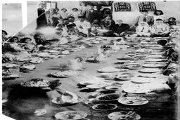 عکس/سفره خانواده ایرانی سال 1304