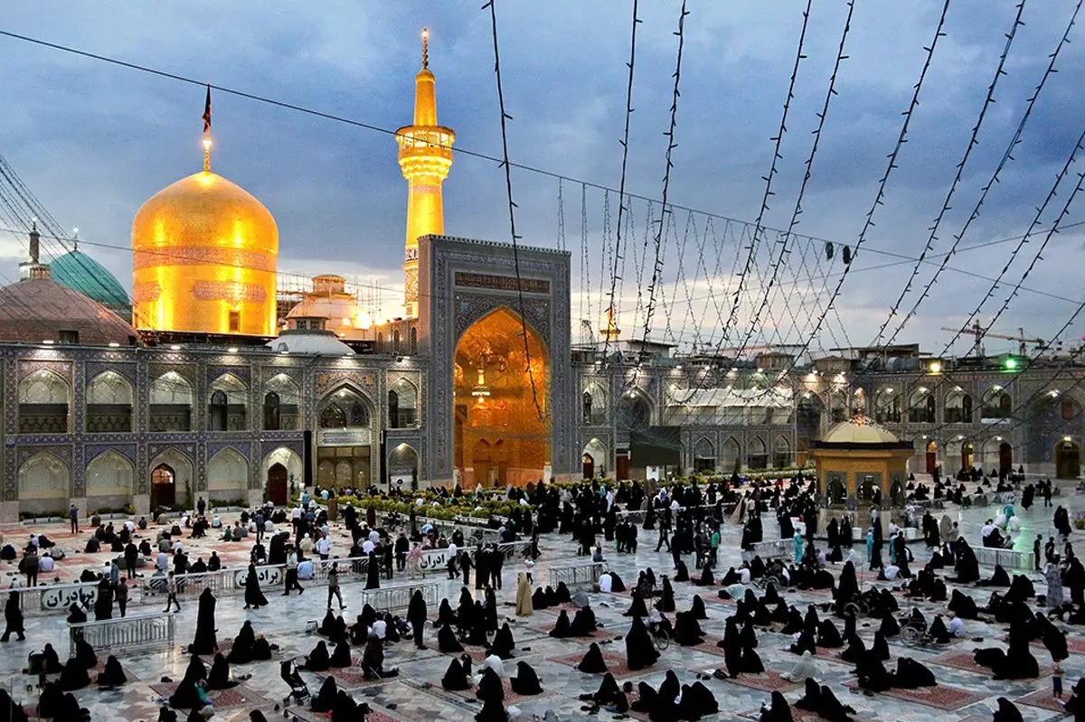 رعايت هوشمندانه فاصله اجتماعي در روز زيارتي امام رضا(ع) + عكس