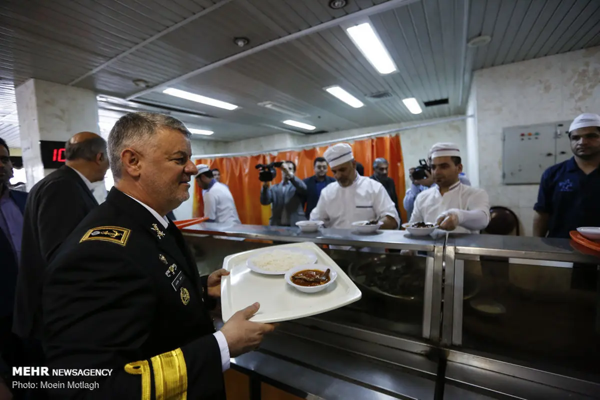 فرمانده نیروی دریایی در غذاخوری دانشجویان +عکس