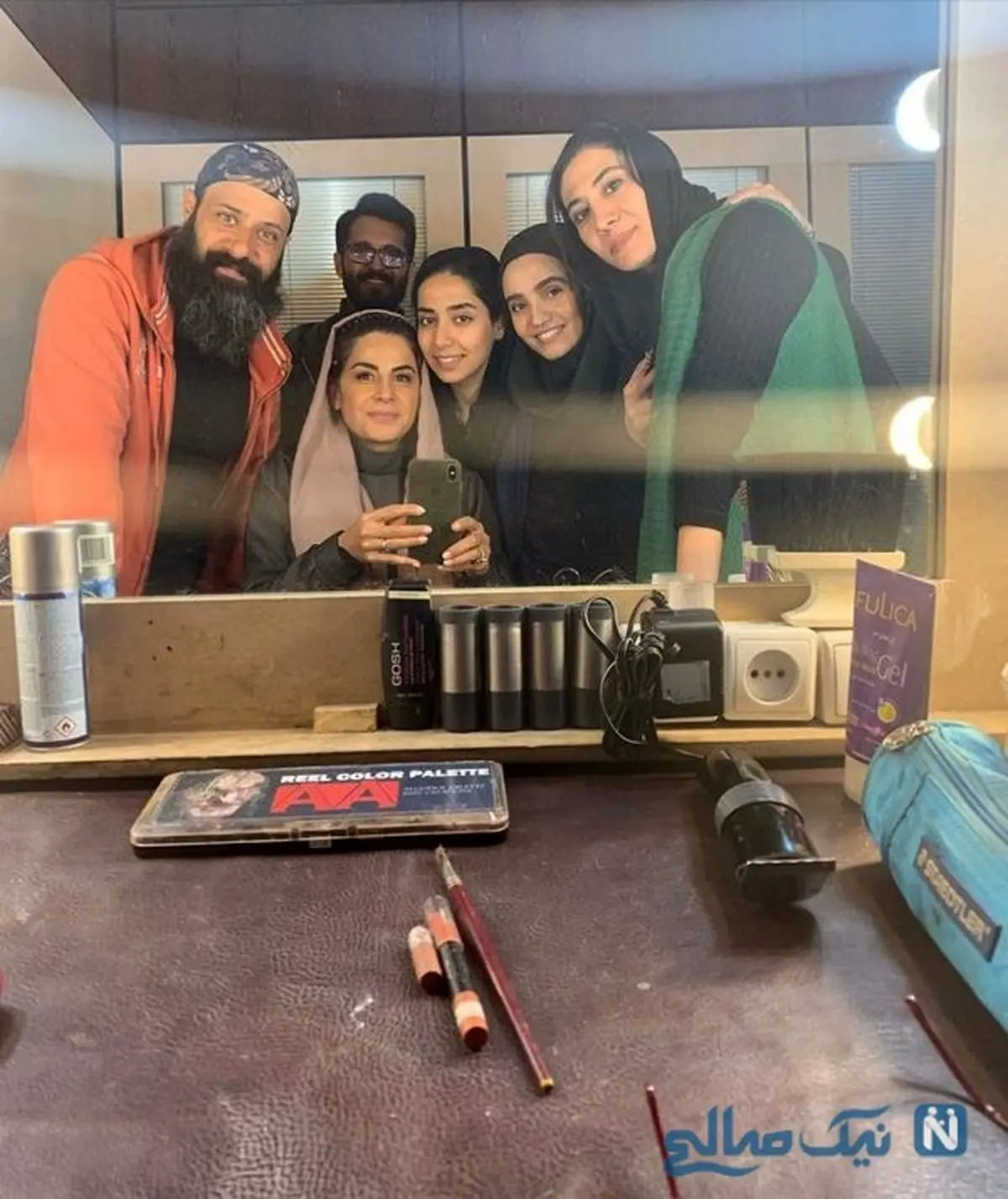 سلفی سیما تیرانداز روبروی آینه اتاق گریم