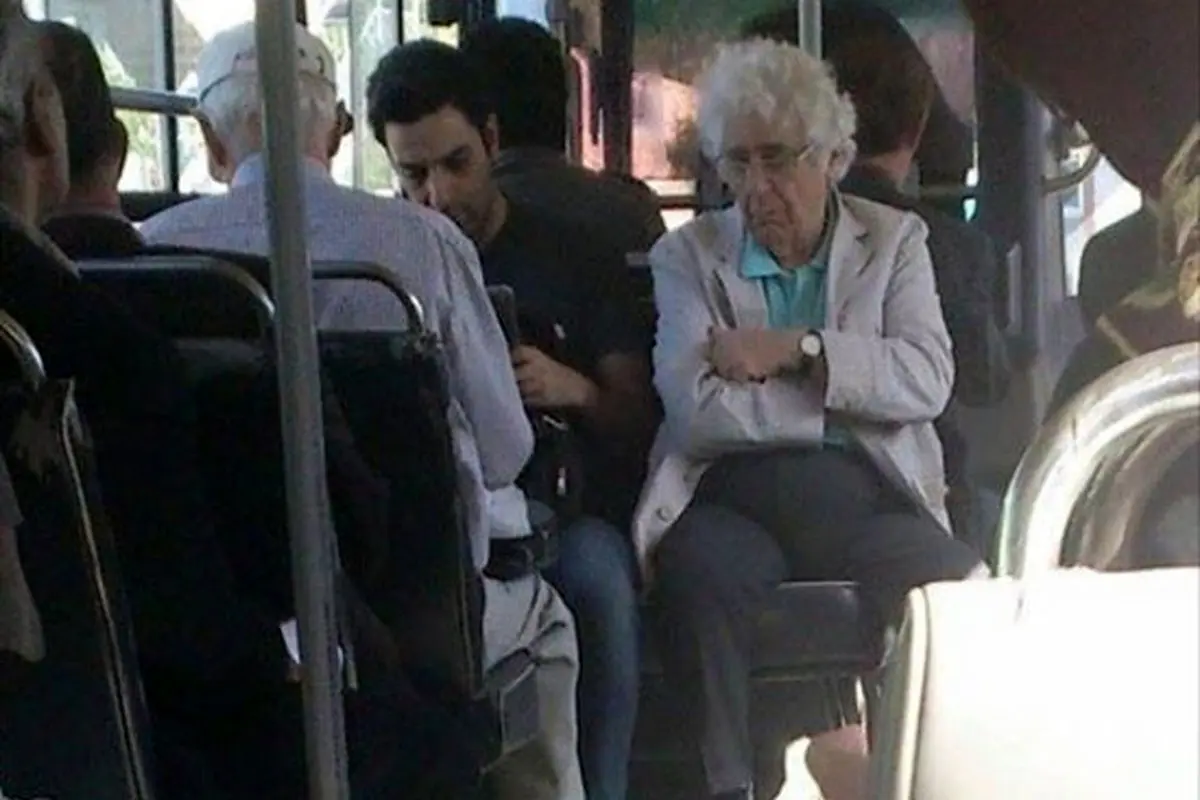 رهبر ارکستر ایرانی در اتوبوس شرکت واحد!/عکس