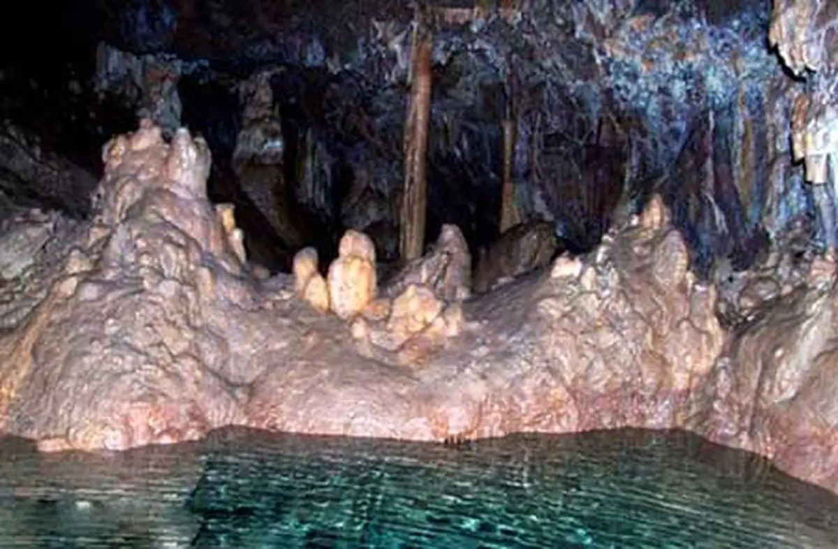 گل زرد؛ غاری بی نظیر در دل دماوند +عکس