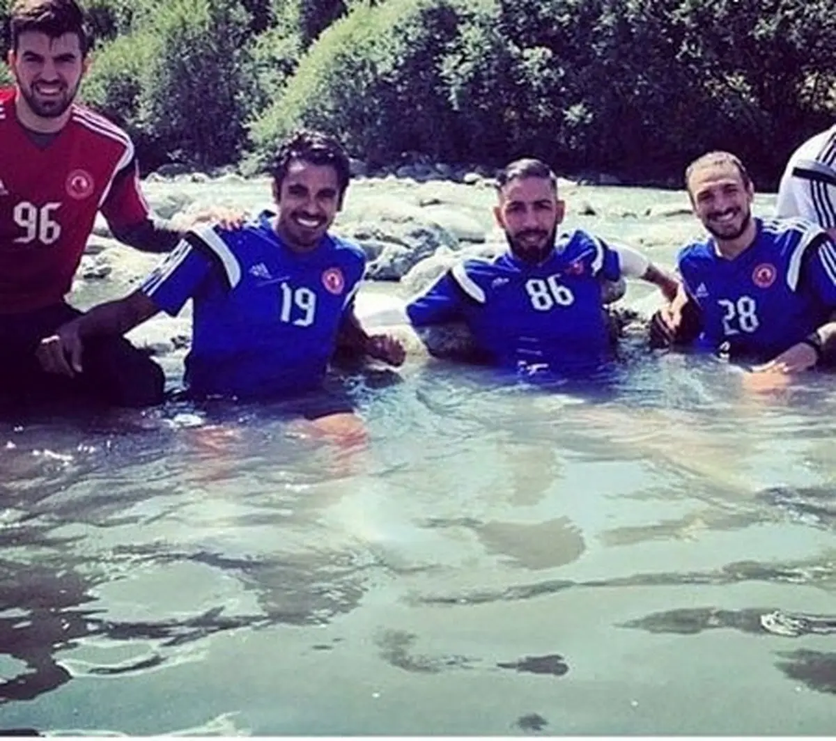 آب تنی اشکان دژاگه و هم تیمی هایش در ایتالیا/عکس