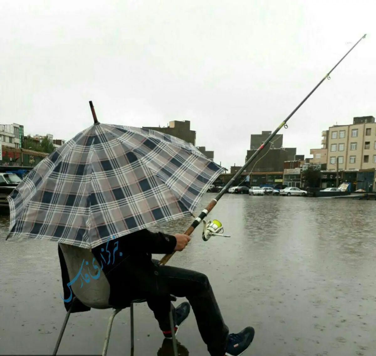 شهروند اردبیلی به این شکل اعتراض خود به وضعیت معابر و آبگرفتگی پس از بارندگی را در محله آهن‌فروش ها نشان داد!/عکس