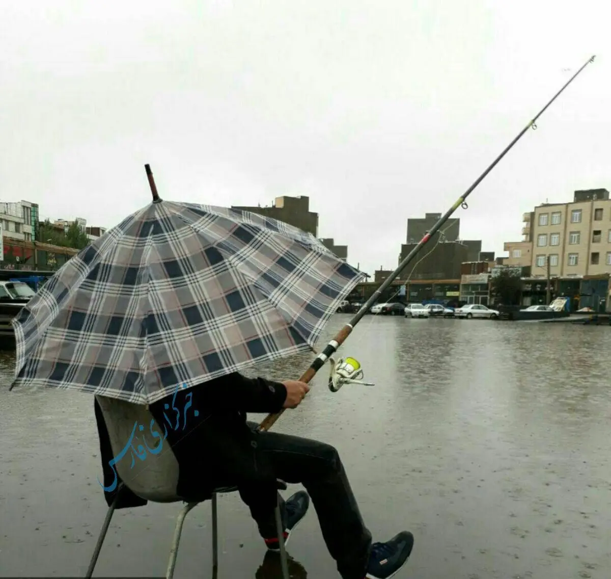 شهروند اردبیلی به این شکل اعتراض خود به وضعیت معابر و آبگرفتگی پس از بارندگی را در محله آهن‌فروش ها نشان داد!/عکس