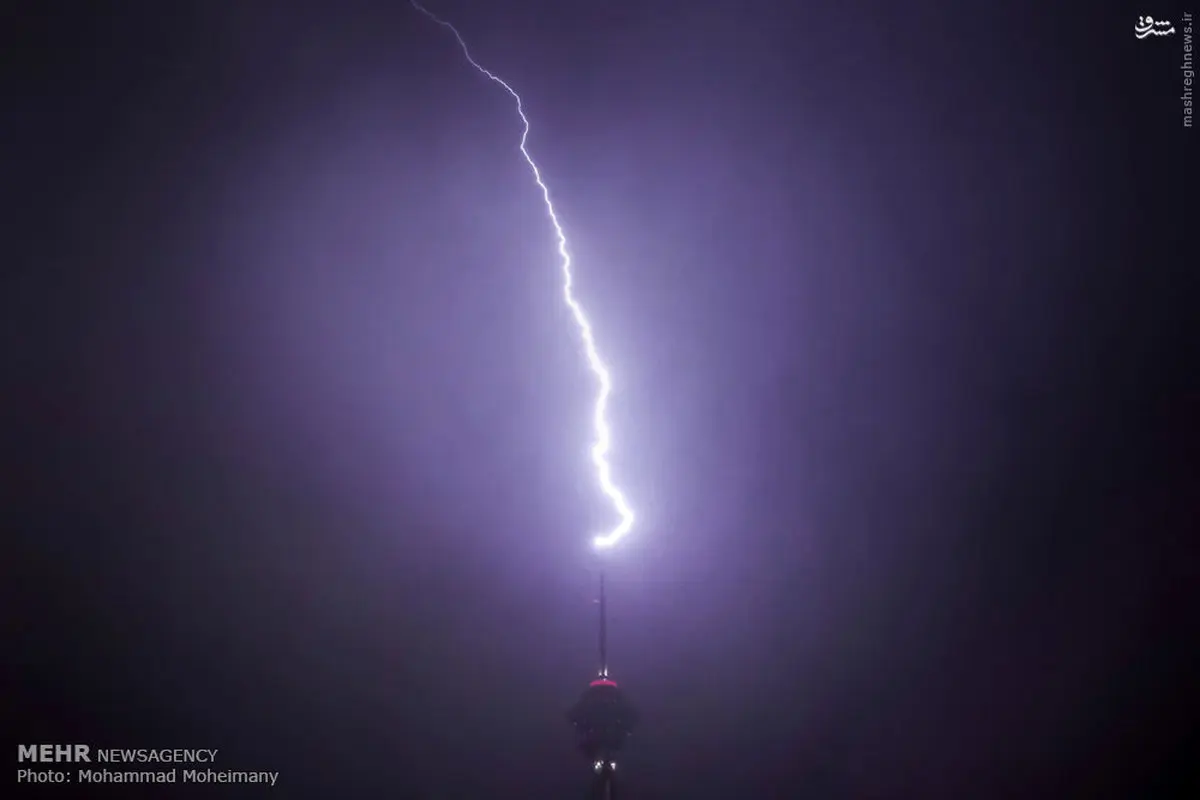 لحظه برخورد صاعقه به برج میلاد /عکس