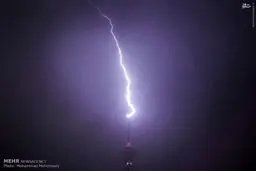 لحظه برخورد صاعقه به برج میلاد /عکس