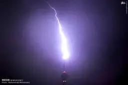 لحظه برخورد صاعقه به برج میلاد /عکس