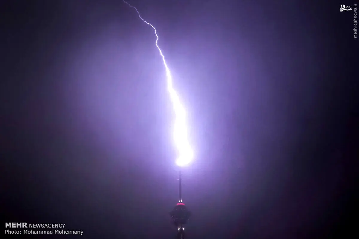 لحظه برخورد صاعقه به برج میلاد /عکس
