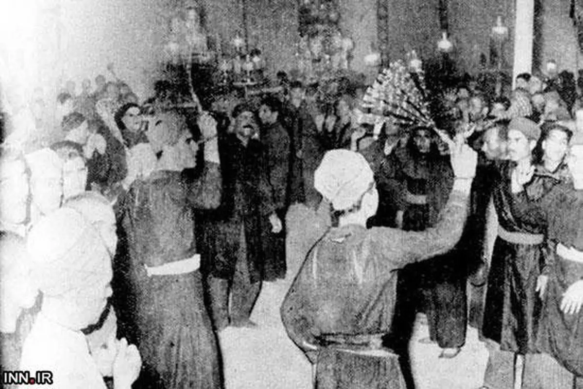 زنجیرزنی در روز عاشورا در دوران قاجار/عکس