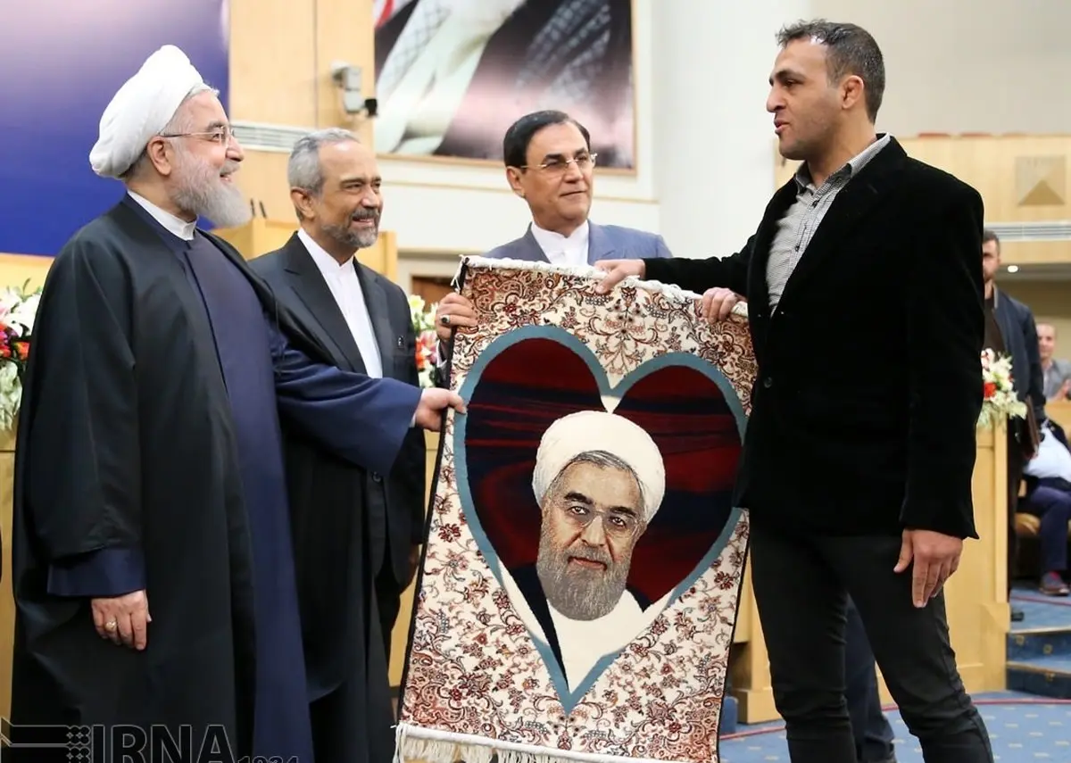 هدیه یک قهرمان به روحانی/ عکس