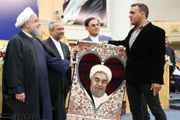 هدیه یک قهرمان به روحانی/ عکس