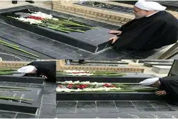 بوسه رئیس جمهور بر مقبره پدر و مادر خود / عکس