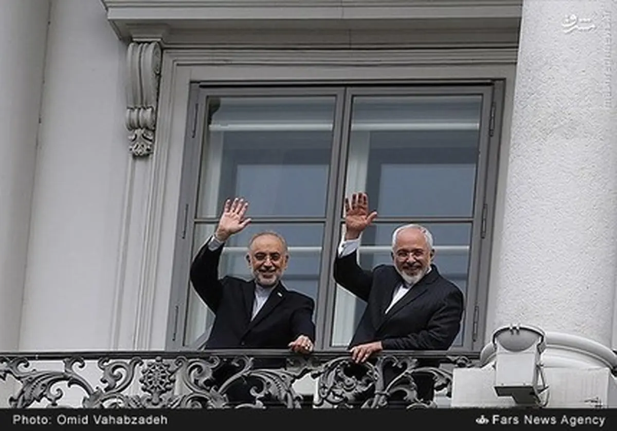 ظریف و صالحی در بالکن هتل محل مذاکرات/عکس