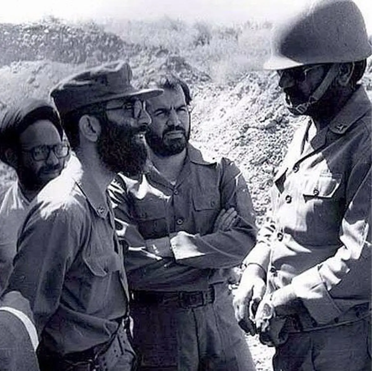 عکسی تاریخی از حضور رهبر انقلاب در جنگ