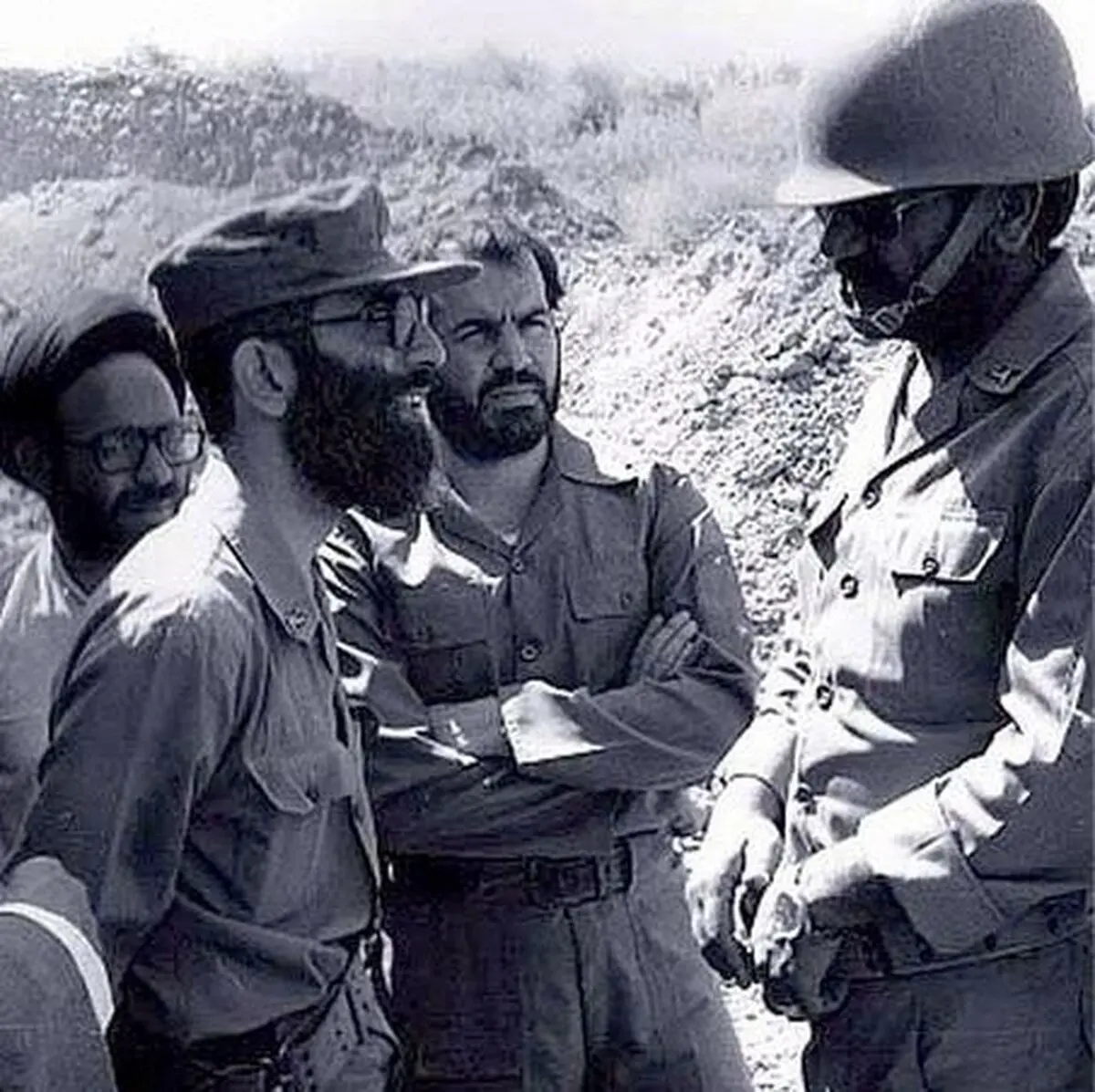 عکسی تاریخی از حضور رهبر انقلاب در جنگ