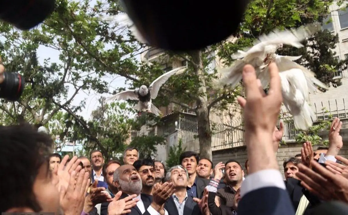 کبوتر هوا کردن یکی از ثبت‌ نام کنندگان انتخابات!/عکس